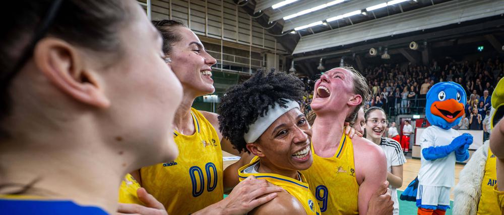 Was! Für! Ein! Spiel! Matchwinnerin Laina Snyder jubelt mit Deeshyra Thomas über den Einzug ins Halbfinale.