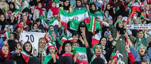 Frauen jubeln auf der Tribüne im Asadi Stadion während der WM-Qualifikation 2019.