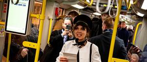 Mitglieder von Extinction Rebellion protestieren als Flugbegleiter verkleidet in einer Berliner U-Bahn. Die Protestgruppe demonstriert mit dieser Aktion gegen die Weltklimakonferenz der Vereinten Nationen (COP28), die in Dubai stattfindet.