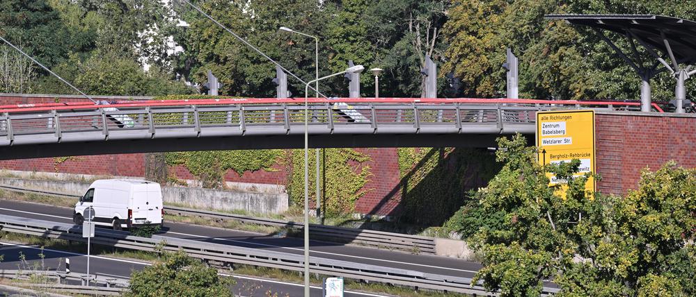 Die Fußgängerbrücke am Stern-Center ist seit September geschlossen – und bleibt es erst einmal auch weiterhin.