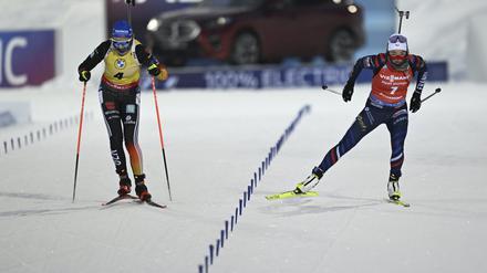Das war knapp. Lou Jeanmonnot (r.) aus Frankreich sprintet vor  Franziska Preuß zum Verfolgungs-Sieg in Östersund.