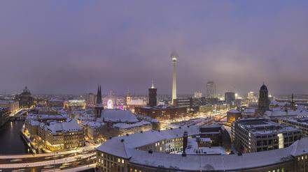Abendstimmung vom Zentrum Berlin-Mitte nach Schneefall. 