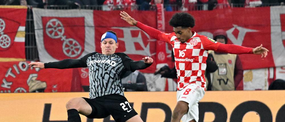 Nichts für Fußballästheten. Freiburgs Nicolas Höfler im Zweikampf mit Leandro Barreiro Martins von Mainz 05.