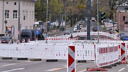 Rund um das Leipziger Dreieck haben weiterhin Absperrbaken die Hoheit im Straßenraum. 