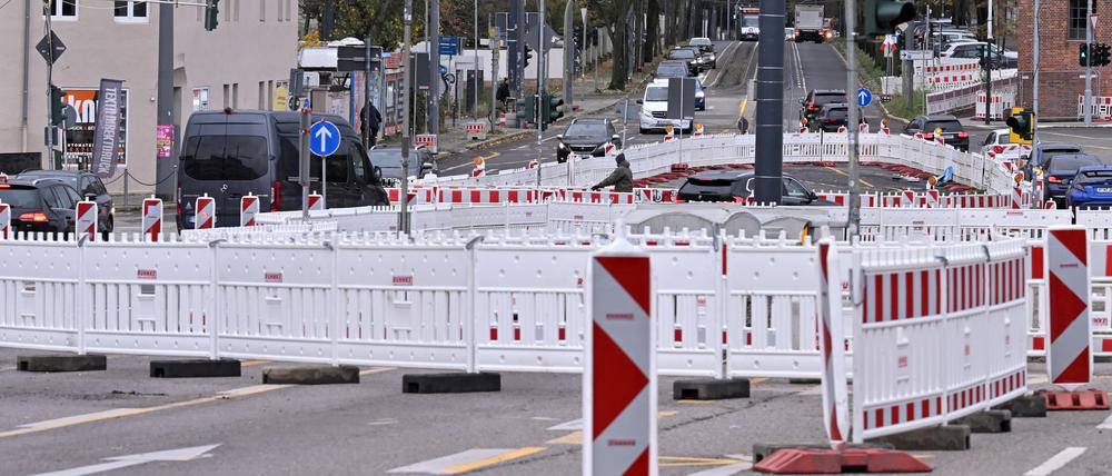 Rund um das Leipziger Dreieck haben weiterhin Absperrbaken die Hoheit im Straßenraum. 