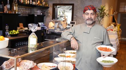 Bülent Demir in seiner „Pastaia Vinoteca“ in der Friedrich-Ebert-Straße.