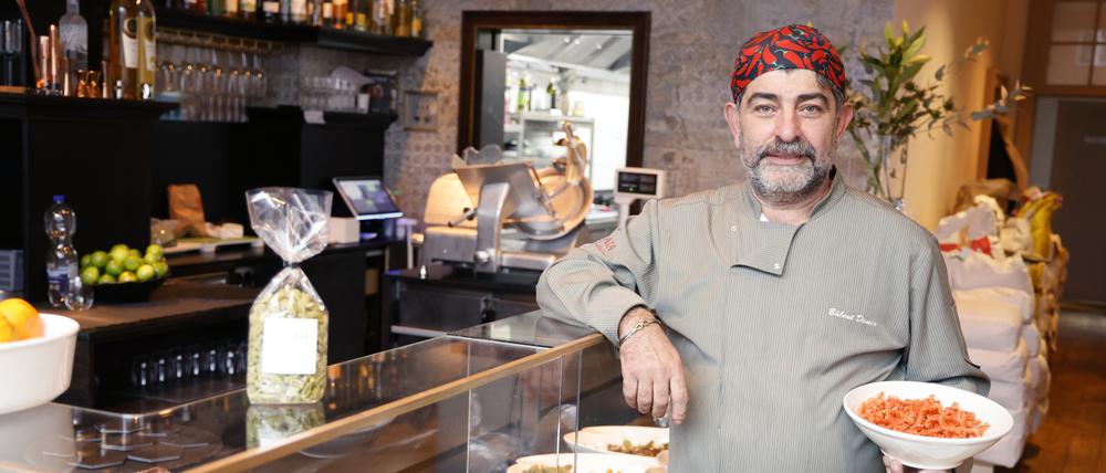Bülent Demir in seiner „Pastaia Vinoteca“ in der Friedrich-Ebert-Straße.