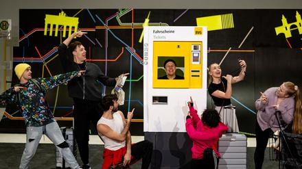 Steffi Irmen (M.) als „Fahrausweise“ probt auf der Fotoprobe des BVG-Musicals „Tarifzone Liebe“ in den Havelstudios. Premiere des Musicals ist am Montag, 4. Dezember, im Admiralspalast. Entwickelt wurde das einstündige Musical vom Marketingteam der BVG in Zusammenarbeit mit einer Kreativagentur aus Hamburg.