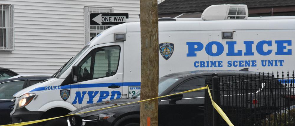 Am Tatort in Queens, der mit Flatterband abgesperrt ist, parkt ein Wagen der NYPD-Polizei der Crime Scene Unit. Ein Mann soll vier Menschen mit einem Steakmesser erstochen haben, darunter ein elfjähriges Mädchen und ein zwölfjähriger Junge. 