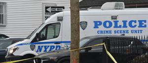 Am Tatort in Queens, der mit Flatterband abgesperrt ist, parkt ein Wagen der NYPD-Polizei der Crime Scene Unit. Ein Mann soll vier Menschen mit einem Steakmesser erstochen haben, darunter ein elfjähriges Mädchen und ein zwölfjähriger Junge.