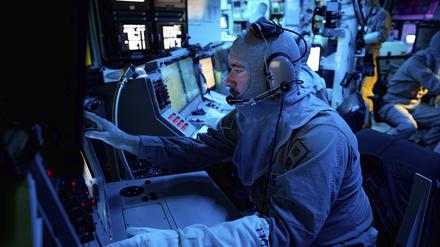 Ein Oberfeuerleitoffizier an Bord der USS Carney 