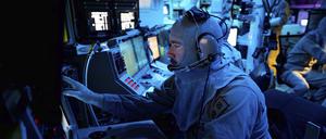 Ein Oberfeuerleitoffizier an Bord der USS Carney 