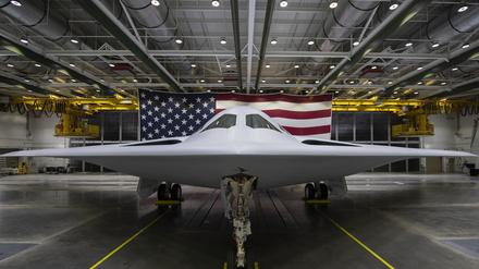 Das neue Kampfflugzeug, ein Tarnkappenbomber B-21 Raider des US-Herstellers Northrop Grumman, steht nach der Enthüllung in einer Militäranlage. 