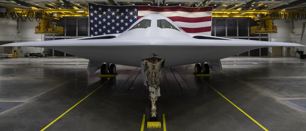Das neue Kampfflugzeug, ein Tarnkappenbomber B-21 Raider des US-Herstellers Northrop Grumman, steht nach der Enthüllung in einer Militäranlage. 
