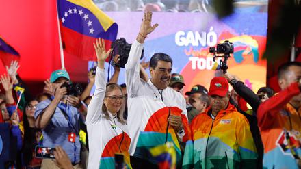 Der venezolanische Präsident Nicolás Maduro bejubelt das Referendumsergebnis.