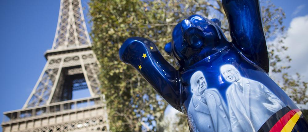 Ein Berliner Bär erinnert in Paris an den deutsch-französischen Freundschaftsvertrag, den Frankreichs Präsident Charles de Gaulle und Bundeskanzler Konrad Adenauer 1963 schlossen.