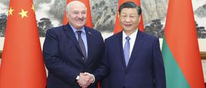 Alexander Lukaschenko, Präsident von Belarus, und Xi Jinping, Präsident von China, bei ihrem Treffen in Peking.