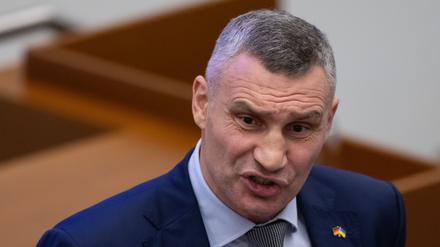 Sachsen, Leipzig: Vitali Klitschko, Oberbürgermeister der Stadt Kiew, spricht am 15.11.2023 im Stadtrat.