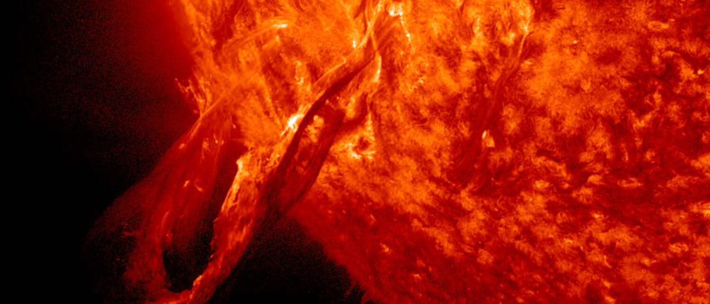 Sonneneruptionen gefährden die Infrastruktur auf der Erde, etwa Stromleitungen und Satelliten.