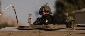 Ein israelischer Soldat nach dem Ende einer siebentägigen Waffenruhe. 