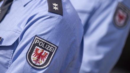 ARCHIV - 24.10.2022, Brandenburg, Guben: Das Logo der Brandenburger Polizei mit rotem Adler und Schriftzug auf der Uniform eines Polizeibeamten, aufgenommen bei der Festveranstaltung zum Abschluss des Projekts "deutsch-polnisches Polizeiteam Guben/ Gubin·.
Brandenburgs Innenministerium hat keinen Überblick über die geleisteten Überstunden bei der Polizei im Land. (zu dpa «Innenministerium: Keine Statistik zu Überstunden bei der Polizei») Foto: Monika Skolimowska/dpa +++ dpa-Bildfunk +++