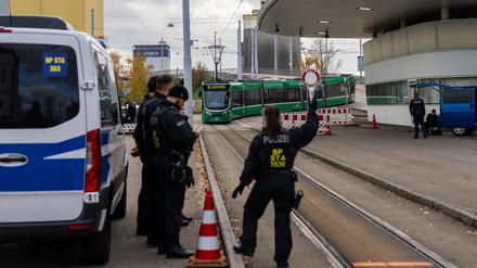 Beamte der Bundespolizei halten eine Straßenbahn aus Basel an einem Grenzübergang in Weil am Rhein an.