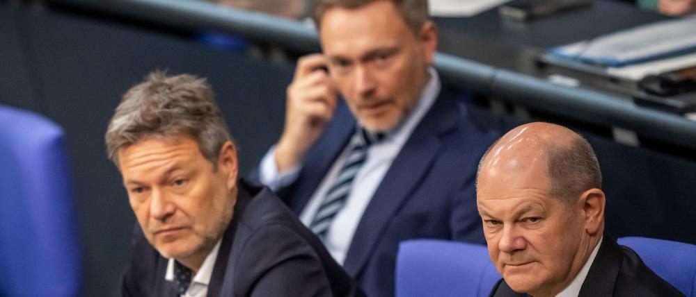 Bundeskanzler Olaf Scholz (r.), neben Robert Habeck (l.) und Christian Lindner