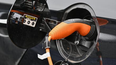 ARCHIV - 13.10.2023, Brandenburg, Strausberg: Ein Elektrofahrzeug wird an einer Ladestation aufgeladen. Für die Einhaltung der Klimaziele im Verkehrssektor müssen aus Sicht der Denkfabrik Agora Verkehrswende bis 2030 rund 15 Millionen vollelektrische Pkw auf den Straßen unterwegs sein - doch mit den bisherigen politischen Rahmenbedingungen ist das dem Verein zufolge nicht zu schaffen. (zu dpa «Denkfabrik Agora fordert mehr politische Förderung für E-Autos») Foto: Patrick Pleul/dpa +++ dpa-Bildfunk +++