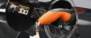 ARCHIV - 13.10.2023, Brandenburg, Strausberg: Ein Elektrofahrzeug wird an einer Ladestation aufgeladen. Für die Einhaltung der Klimaziele im Verkehrssektor müssen aus Sicht der Denkfabrik Agora Verkehrswende bis 2030 rund 15 Millionen vollelektrische Pkw auf den Straßen unterwegs sein - doch mit den bisherigen politischen Rahmenbedingungen ist das dem Verein zufolge nicht zu schaffen. (zu dpa «Denkfabrik Agora fordert mehr politische Förderung für E-Autos») Foto: Patrick Pleul/dpa +++ dpa-Bildfunk +++