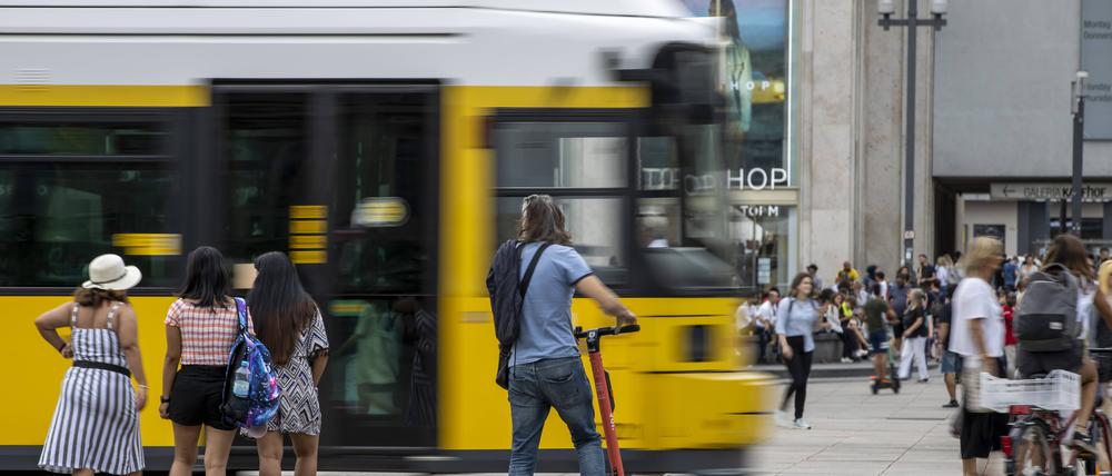 Straßenbahn auf dem Alexanderplatz.