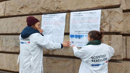 Wissenschaftler*innen der Gruppe „Scientist Rebellion“ kleben Artikel an das Amtsgericht Berlin und verschütten Kunstblut. ͏ ͏ ͏ ͏ ͏ ͏ ͏  ͏ ͏ ͏ ͏ ͏ ͏ ͏ ͏ ͏ ͏ ͏ ͏ ͏ ͏ ͏ ͏ ͏ ͏ ͏ ͏ ͏ ͏ ͏ ͏ ͏ ͏ ͏ ͏ ͏ ͏ ͏ ͏ ͏ ͏ ͏ ͏ ͏ ͏ ͏ ͏ ͏ ͏ ͏ ͏ ͏ ͏ ͏ ͏ ͏ ͏ ͏ ͏ ͏ ͏ ͏ ͏ ͏ ͏ ͏ ͏ ͏ ͏ ͏ ͏ ͏ ͏ ͏ ͏ ͏ ͏ ͏ ͏ ͏ ͏ ͏ ͏ ͏ ͏ ͏ ͏ ͏ ͏ ͏ ͏ ͏ ͏ ͏ ͏ ͏ ͏ ͏ ͏ ͏ ͏ ͏ ͏ ͏ ͏ ͏ ͏ ͏ ͏ ͏ ͏ ͏ ͏ ͏ ͏ ͏ ͏ ͏ ͏ ͏ ͏ ͏ ͏ ͏ ͏ ͏ ͏ ͏ ͏ ͏ ͏ ͏ ͏ ͏ ͏ ͏ ͏ ͏ ͏ ͏ ͏ ͏ ͏ ͏ ͏ ͏ ͏ ͏ ͏ ͏ ͏ ͏ ͏ ͏ ͏ ͏ ͏ ͏ ͏ ͏ ͏ ͏ ͏ ͏ ͏ ͏ ͏ ͏ ͏ ͏ ͏ ͏ ͏ ͏ ͏ ͏ ͏ ͏ ͏ ͏ ͏ ͏ ͏ ͏ ͏ ͏ ͏ ͏ ͏ ͏ ͏ ͏ ͏ ͏ 