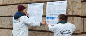 Wissenschaftler*innen der Gruppe „Scientist Rebellion“ kleben Artikel an das Amtsgericht Berlin und verschütten Kunstblut. ͏ ͏ ͏ ͏ ͏ ͏ ͏  ͏ ͏ ͏ ͏ ͏ ͏ ͏ ͏ ͏ ͏ ͏ ͏ ͏ ͏ ͏ ͏ ͏ ͏ ͏ ͏ ͏ ͏ ͏ ͏ ͏ ͏ ͏ ͏ ͏ ͏ ͏ ͏ ͏ ͏ ͏ ͏ ͏ ͏ ͏ ͏ ͏ ͏ ͏ ͏ ͏ ͏ ͏ ͏ ͏ ͏ ͏ ͏ ͏ ͏ ͏ ͏ ͏ ͏ ͏ ͏ ͏ ͏ ͏ ͏ ͏ ͏ ͏ ͏ ͏ ͏ ͏ ͏ ͏ ͏ ͏ ͏ ͏ ͏ ͏ ͏ ͏ ͏ ͏ ͏ ͏ ͏ ͏ ͏ ͏ ͏ ͏ ͏ ͏ ͏ ͏ ͏ ͏ ͏ ͏ ͏ ͏ ͏ ͏ ͏ ͏ ͏ ͏ ͏ ͏ ͏ ͏ ͏ ͏ ͏ ͏ ͏ ͏ ͏ ͏ ͏ ͏ ͏ ͏ ͏ ͏ ͏ ͏ ͏ ͏ ͏ ͏ ͏ ͏ ͏ ͏ ͏ ͏ ͏ ͏ ͏ ͏ ͏ ͏ ͏ ͏ ͏ ͏ ͏ ͏ ͏ ͏ ͏ ͏ ͏ ͏ ͏ ͏ ͏ ͏ ͏ ͏ ͏ ͏ ͏ ͏ ͏ ͏ ͏ ͏ ͏ ͏ ͏ ͏ ͏ ͏ ͏ ͏ ͏ ͏ ͏ ͏ ͏ ͏ ͏ ͏ ͏ ͏ 