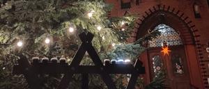 Lichtenberg feiert zum dritten Mal das jüdische Lichterfest mit einem Chanukka-Leuchter. Vor dem Rathaus in der Möllendorffstraße wird zu dem achttägigen Fest vom 7. bis 15. Dezember ein Leuchter stehen.
