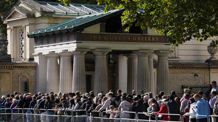 Trauernde stehen vor der Queen’s Gallery in einer Warteschlange, um bei der Aufbahrung von der verstorbenen Königin Elizabeth II. Abschied zu nehmen (Archivbild). 