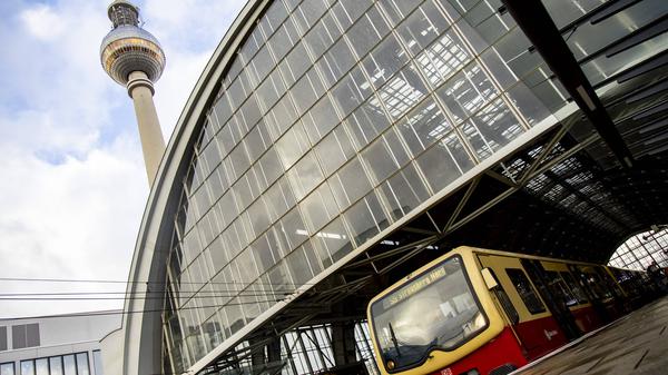 S-Bahn Zug am Alexanderplatz (Archivbild)