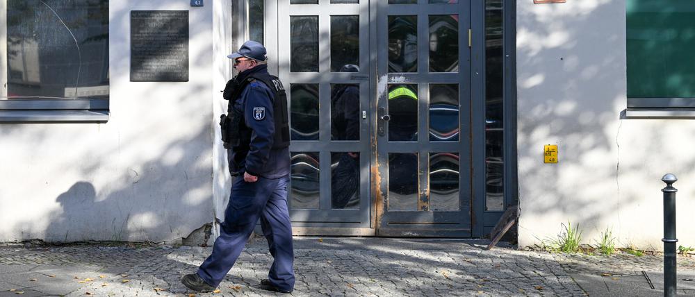 Ein Polizeibeamter geht an der Synagoge an der Brunnenstraße 33 in Berlin entlang, die Ziel eines Anschlags war. 