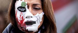 Wer als Frau gegen das Regime protestiert, dem droht Folter auch in Form sexualisierter Gewalt.