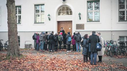 Manuela Bauche erläutert das Projekt „Geschichte der Ihnestraße 22“. Künftig soll eine Ausstellung an die NS-Verbrechen an diesem Ort erinnern.
