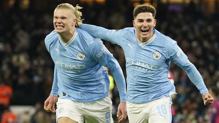 Manchester City mit Erling Haaland (l.) und Julian Alvarez und die anderen Klubs bescheren der Premier League einen Rekordvertrag.