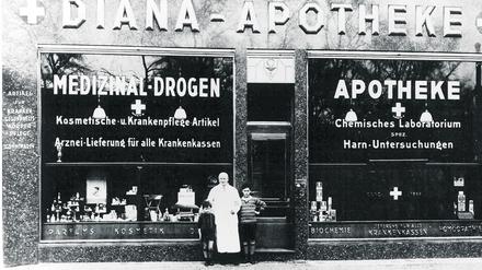 Glückliche Zeiten: Apotheker Ernst Isidor Levy mit seinen Kindern Werner und Ursula in Berlin-Moabit, 1927. 