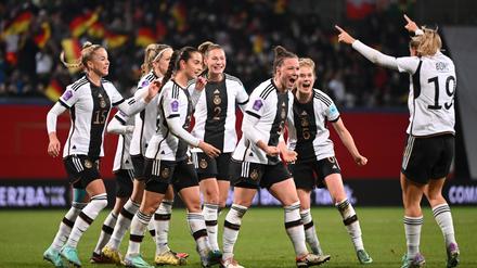In Rostock gewannen die deutschen Frauen zuletzt 3:0 gegen Dänemark, mehr als vier Millionen Menschen schauten im ZDF zu.
