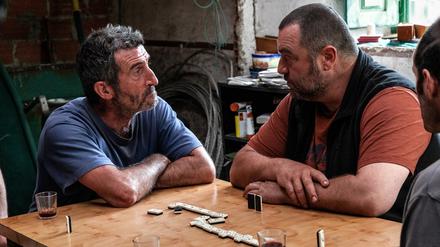 Kräftemessen in der Dorfkneipe. Xan (Luis Zahera) und „der Franzose“ Antoine (Denis Ménochet) in „Wie wilde Tiere“.
