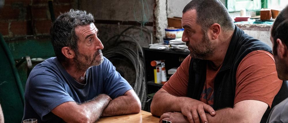 Kräftemessen in der Dorfkneipe. Xan (Luis Zahera) und „der Franzose“ Antoine (Denis Ménochet) in „Wie wilde Tiere“.