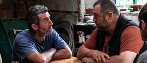Kräftemessen in der Dorfkneipe. Xan (Luis Zahera) und „der Franzose“ Antoine (Denis Ménochet) in „Wie wilde Tiere“.