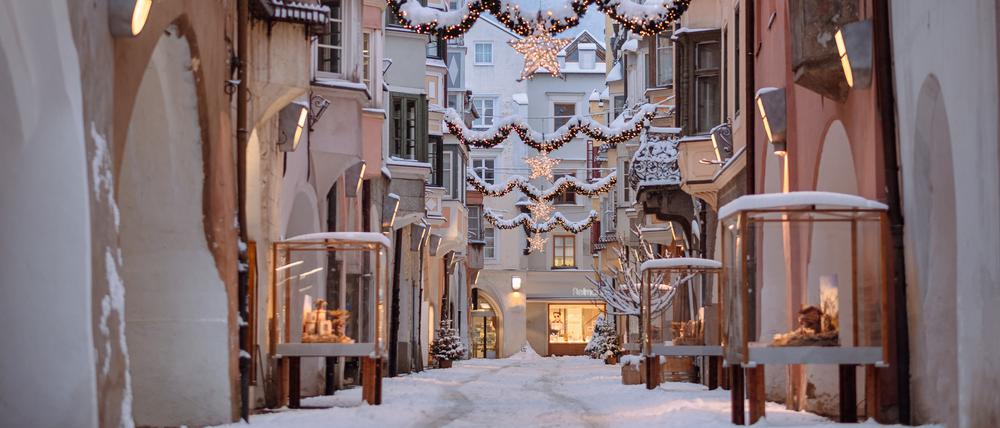 Eine schneeverträumte Kulisse: die Laubengänge in Brixen.