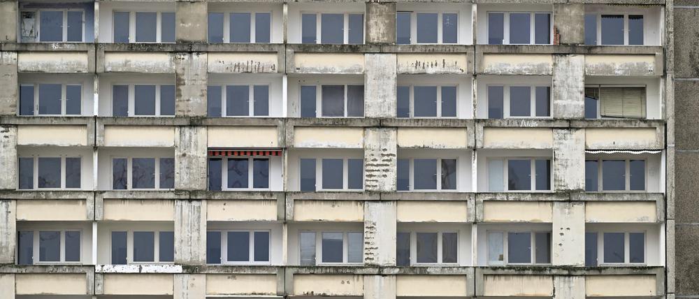 Potsdam, 21.11.2023 / Lokales / Staudenhof, Wohnblock, DDR-Plattenbau, Aussenansicht, Foto: Ottmar Winter PNN ACHTUNG: Foto ist ausschließlich für redaktionelle Berichterstattung der PNN und des TGSP! Eine kommerzielle Nutzung, z.B. Werbung, ist ausgeschlossen. Die Weitergabe an nicht autorisierte Dritte, insbesondere eine weitergehende Vermarktung über Bilddatenbanken, ist unzulässig.
