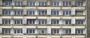 Potsdam, 21.11.2023 / Lokales / Staudenhof, Wohnblock, DDR-Plattenbau, Aussenansicht, Foto: Ottmar Winter PNN ACHTUNG: Foto ist ausschließlich für redaktionelle Berichterstattung der PNN und des TGSP! Eine kommerzielle Nutzung, z.B. Werbung, ist ausgeschlossen. Die Weitergabe an nicht autorisierte Dritte, insbesondere eine weitergehende Vermarktung über Bilddatenbanken, ist unzulässig.