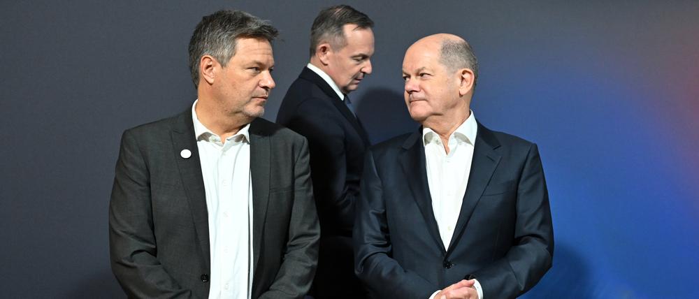 Die FDP, um Digitalminister Volker Wissing (Mitte), hat sich mit den Grünen (Robert Habeck, links) sowie der SPD (Olaf Scholz, rechts) geeinigt, dem AI Act doch zuzustimmen.