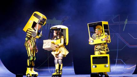 Selbstoptimierung ist alles. Tramara (Jeannine Wacker) und ihre Freunde U-Laf (Nico Went) und Bus-Tav (Gino Emnes).