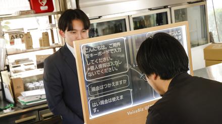 Das Miru Cafés in Tokio arbeitet mit installierten Spracherkennungssystemen – und ermöglicht so Teilhabe für Menschen mit schwachem Gehör.